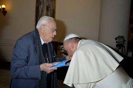 Francis_kiss_hand_homosexual_activist_Don Michele De Paolis.JPG